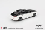 BMW i7 xDrive60 (LHD) (Alpine White/Black Sapphire) - MINI GT - 1:64