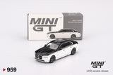 BMW i7 xDrive60 (LHD) (Alpine White/Black Sapphire) - MINI GT - 1:64