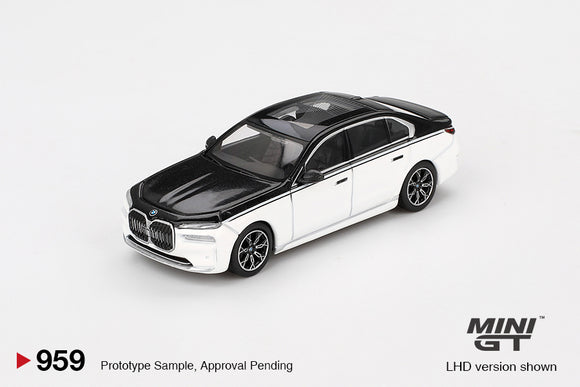BMW i7 xDrive60 (LHD) (Alpine White/Black Sapphire) - MINI GT - 1:64