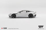 Aston Martin DBS (LHD) (Stratus White) - MINI GT - 1:64 Modellauto 1/64