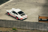 Porsche 911 Carrera RS 2.7 Lightweight (White/Red) - Tarmac Works - 1:64 Modellauto 1/64