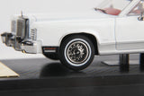 Lincoln Continental Town Car 1979 (White) - SunStar - 1:64 Modellauto 1/64